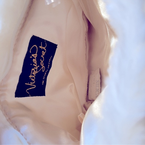 Victoria secret cosmetic, bad white for with sat back - Picture 9 of 9